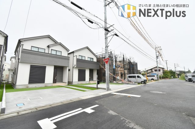 伊奈町栄１丁目46番　全8棟　Ｊ号棟の前面道路含む現地写真