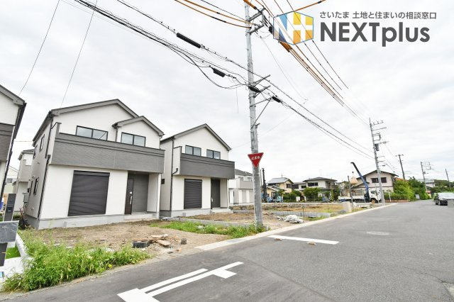 伊奈町栄１丁目46番　全8棟　Ｊ号棟の前面道路含む現地写真
