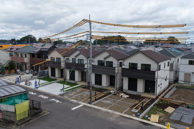 伊奈町栄１丁目46番　全8棟　Ｊ号棟の前面道路含む現地写真