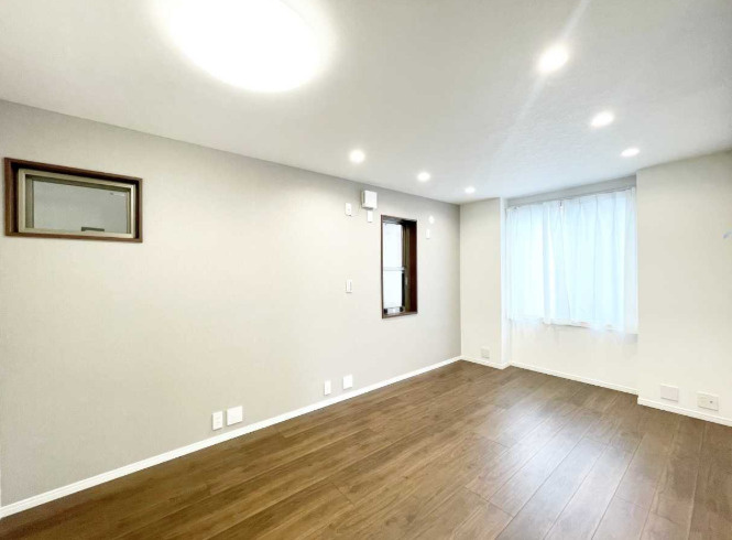 杉並区荻窪1丁目　新規リフォーム済　屋上×ガレージ付戸建の居間・リビング