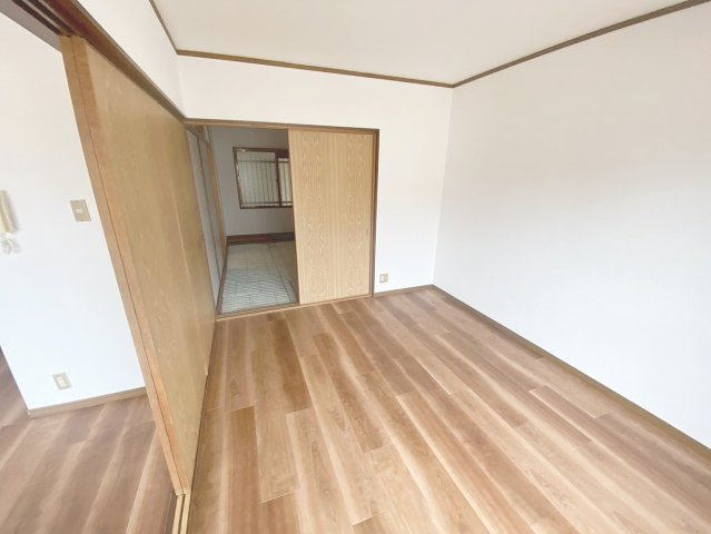サンライズ宝塚の内装|明るい色調の室内です