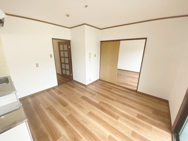サンライズ宝塚の内装|明るい色調の室内です