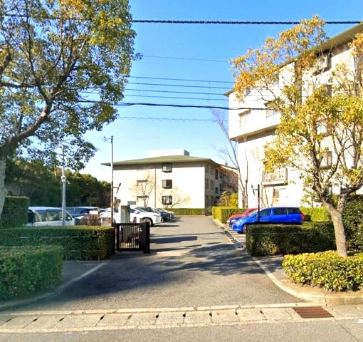 芦屋緑1住宅1号棟の駐車場|徒歩2分【若葉町】バス停　阪神線【芦屋】駅にアクセス