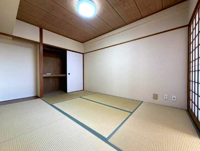 芦屋緑1住宅1号棟の和室|2020年2月　新規交換【畳・障子・襖】
広縁のある6帖和室　外を眺めながらくつろげます