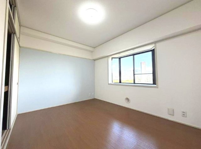 芦屋緑1住宅1号棟の洋室|2022年2月　全室クロス張替
出窓分だけお部屋に奥行きが生まれています。
