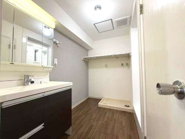 芦屋緑1住宅1号棟の独立洗面台|ゆとりの洗面スペースで朝の身支度も快適スムーズに。３面鏡！鏡の裏にはたっぷりと収納スペースを標準装備！
