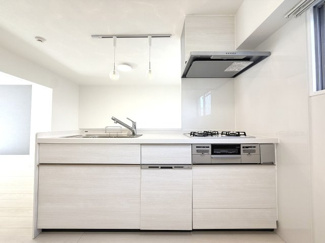 【キッチン】 | 対面式のシステムキッチンは食洗機を備え、後片付けの負担を減らしながら快適に料理を楽しめます
