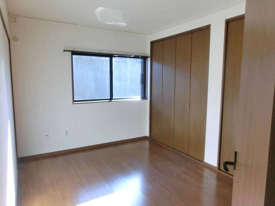 高良内町戸建の洋室