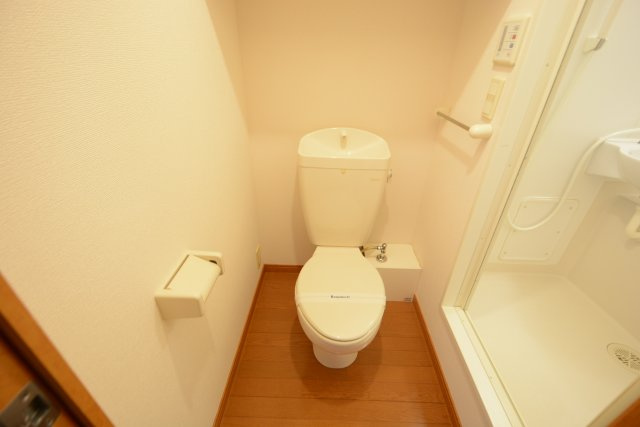 シンプルで掃除のしやすいトイレです♪