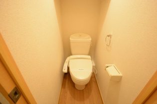 温水洗浄便座付きのトイレです♪