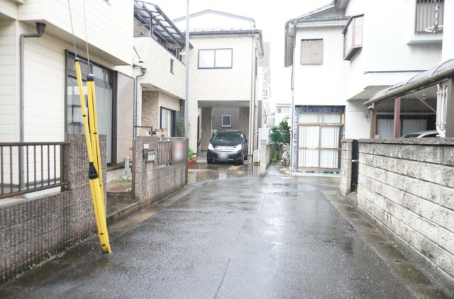 草加市八幡町 中古戸建の前面道路含む現地写真
