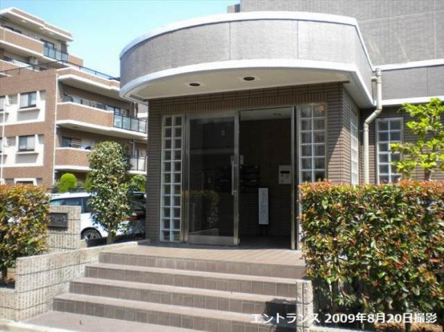 三鷹市上連雀１丁目の賃貸マンションのエントランス