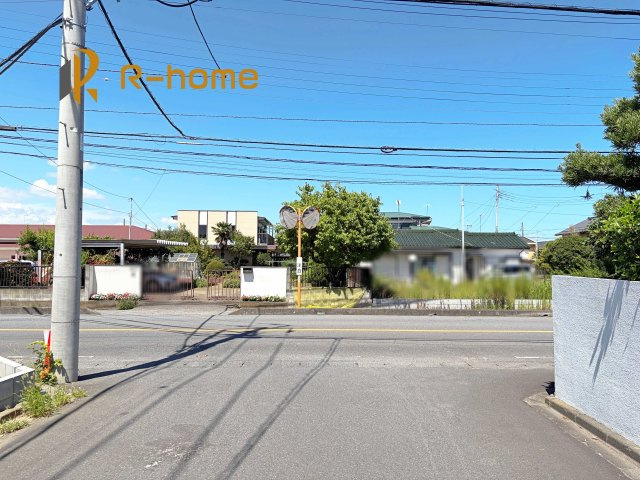 土浦市小松9期　新築戸建て　1号棟の前面道路含む現地写真|『今から見たい！』大歓迎です♪
お気軽にＲ－ｈomeまでお問い合わせください。