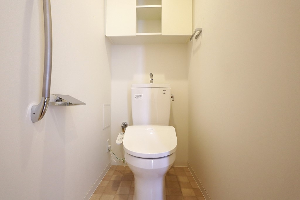 ワコーレ伊丹中央のトイレ|温水洗浄便座付きのトイレで、快適性と清潔感を兼ね備えた仕様となっており、毎日安心してご利用いただける水回り設備です。