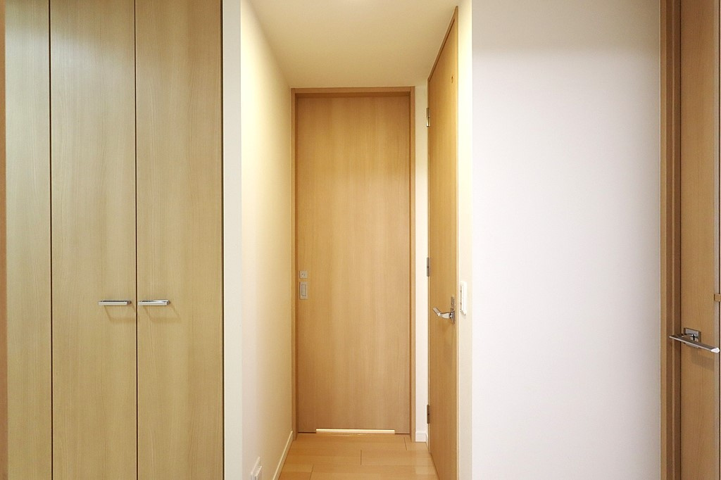 ワコーレ伊丹中央の収納|シンプルで温かみのあるナチュラルな玄関。毎日の出入りが心地よくなる、落ち着いた空間です。