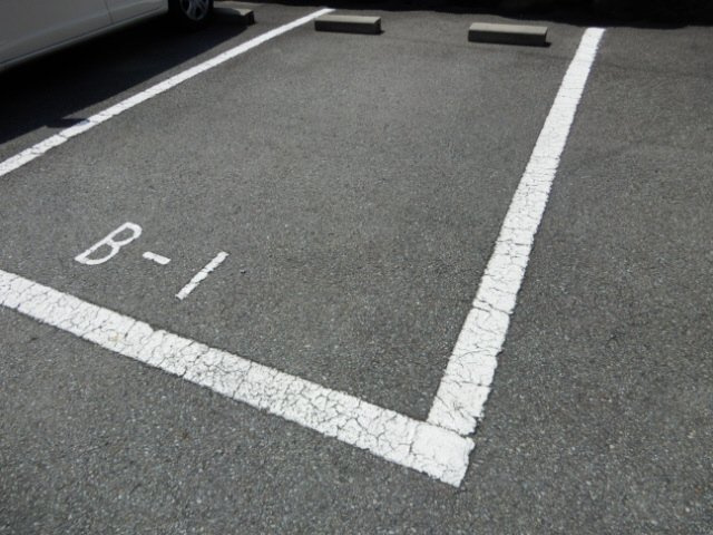 ガーデンコート高畑の駐車場