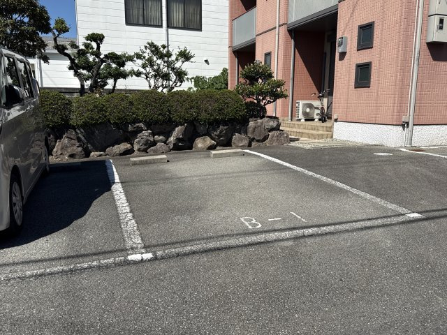 ガーデンコート高畑の駐車場