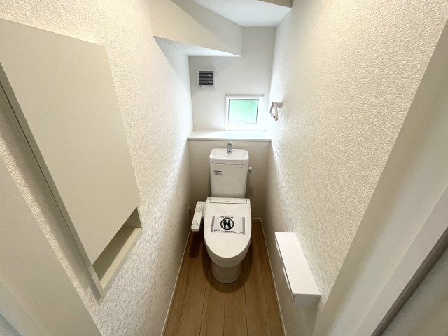 【トイレ】 | 仲介手数料無料！西岐波小学校に通える新築戸建　宇部市西岐波　第９－２号棟　クレイドルガーデン　アーネストワン | シャワートイレは節水型タイプ。１階と２階の２カ所あります