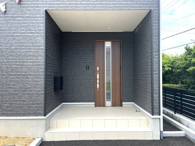 【エントランス】 | 仲介手数料無料！西岐波小学校に通える新築戸建　宇部市西岐波　第９－２号棟　クレイドルガーデン　アーネストワン | ダイヤルキー付きの郵便受け
