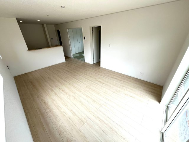 【居間・リビング】 | 仲介手数料無料！西岐波小学校に通える新築戸建　宇部市西岐波　第９－２号棟　クレイドルガーデン　アーネストワン | ゆったりとしたリビングは家族の団らんがはずみますね♪