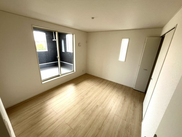 【洋室】 | 仲介手数料無料！西岐波小学校に通える新築戸建　宇部市西岐波　第９－２号棟　クレイドルガーデン　アーネストワン | ２面採光の明るいお部屋で健やかな毎日