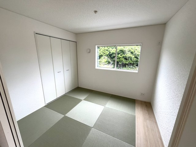 【和室】 | 仲介手数料無料！西岐波小学校に通える新築戸建　宇部市西岐波　第９－２号棟　クレイドルガーデン　アーネストワン | リビングにつながる和室は落ち着いた雰囲気を醸し出します