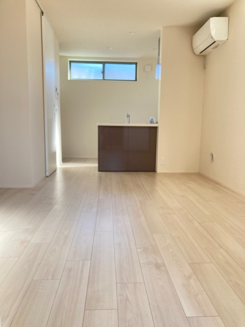 グリシーナ目黒の居間・リビング|★明るいフローリングの角部屋です★