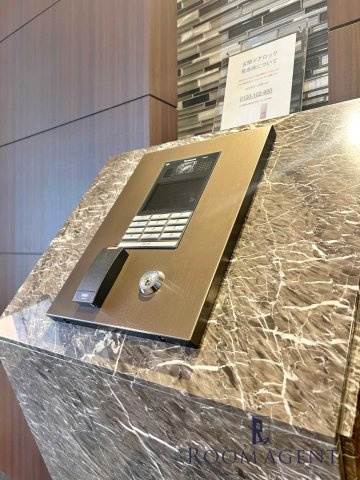 プレサンスロジェ千種内山のエントランス