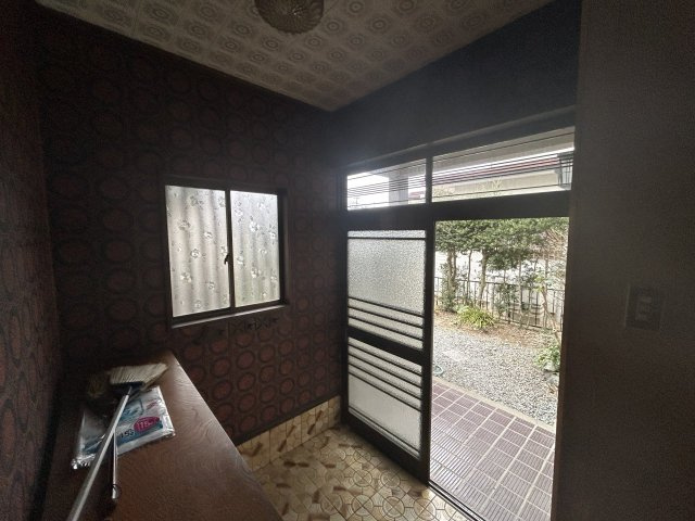 中古戸建　郡山市大槻町字針生前田　開成小・第一中の玄関|玄関扉は新品交換、シューズボックス交換、壁天井クロス張替え、照明交換等を行う予定です。