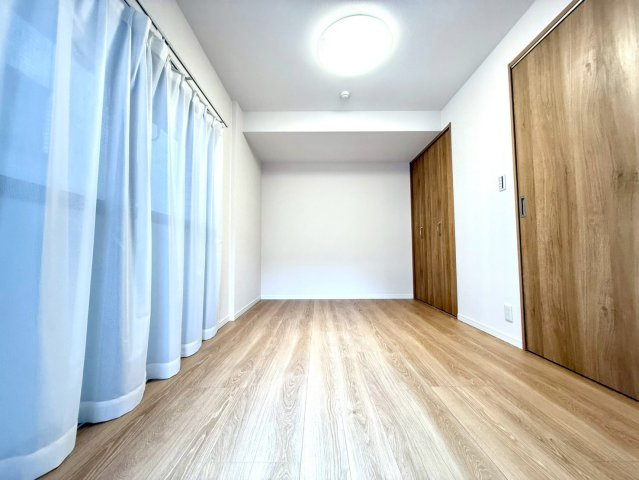 ライオンズマンション井土ヶ谷第5の洋室|ワークスペースや趣味のお部屋としても活用できる汎用性の高い設計です。