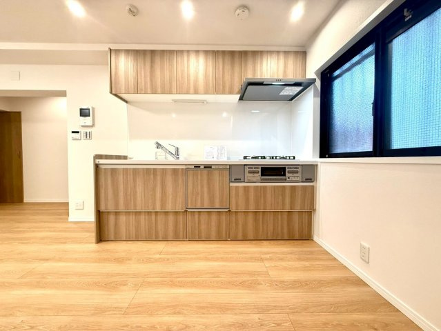 ライオンズマンション井土ヶ谷第5のキッチン|インテリアと調和するデザイン性の高いキッチンで、空間全体に統一感をもたらします。