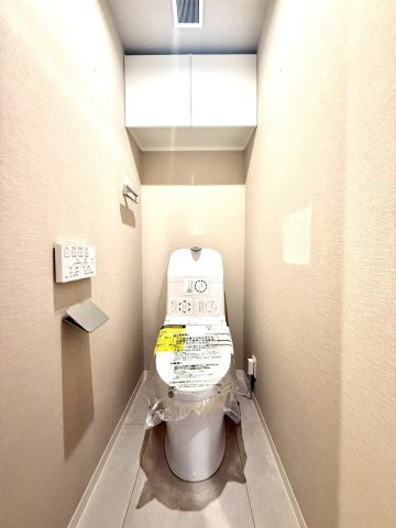 ライオンズマンション井土ヶ谷第5のトイレ|シンプルで無駄のないデザインが印象的なトイレ空間。清掃性にも優れ、日々気持ちよくお使いいただけます。
