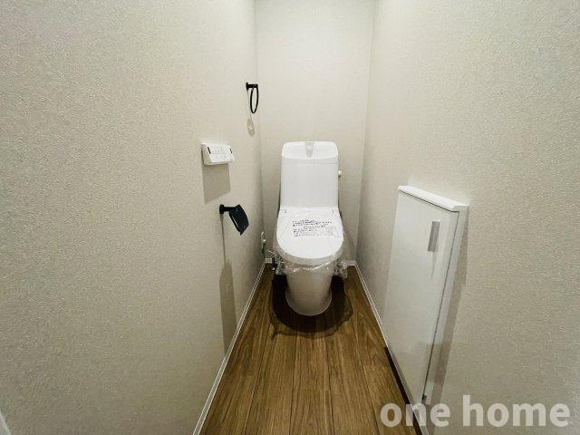 加島2丁目新築戸建のトイレ|◆1階温水洗浄便座付きトイレです！
◆トイレは1階と2階に設置されているため、利用が重なる時間帯や来客時にもスムーズにご使用いただけます！