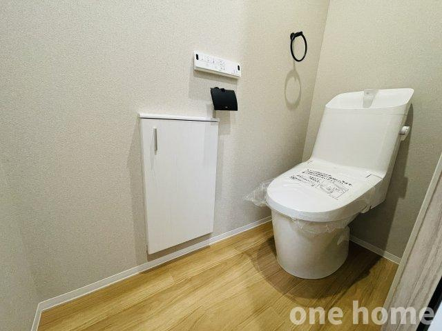 加島2丁目新築戸建のトイレ|◆2階温水洗浄便座付きトイレです！操作がしやすい壁掛けリモコン♪
◆扉はスライド式で開閉ができ、トイレットペーパーなどを収納でき重宝します！