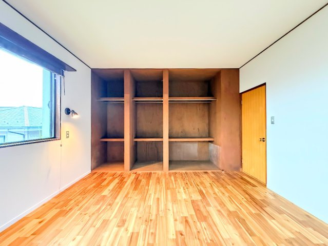 戸塚区上倉田町　中古戸建て　第3の洋室|◆室内はいつも明るい印象なので気持ちの良い朝を迎えられます。各部屋にはクローゼットを完備しており、収納が多いお家はすっきりして快適空間です。