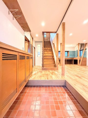 戸塚区上倉田町　中古戸建て　第3の玄関|◆明るい玄関です！散らかりやすい玄関もスッキリする大容量のシューズボックス付き。
