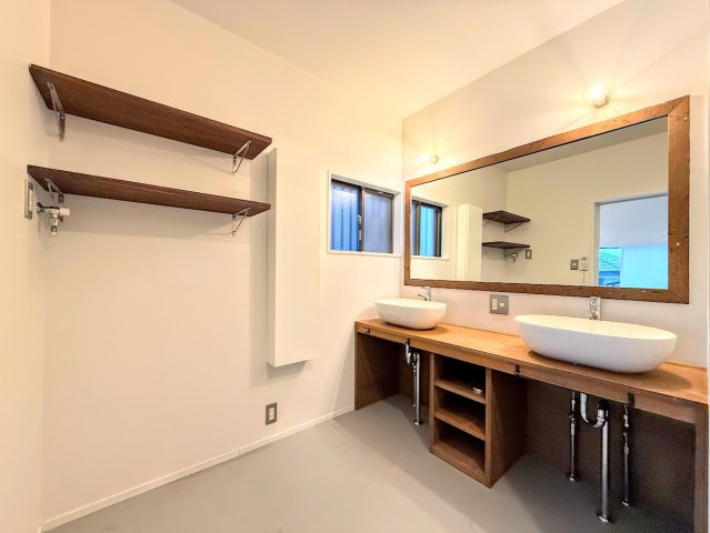 戸塚区上倉田町　中古戸建て　第3の脱衣所|◆ご家族の1日が始まり、1日が終わりを締めくくる洗面空間。洗濯機を配置しても十分なスペースを確保した設計となっております。