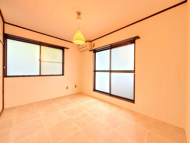 戸塚区上倉田町　中古戸建て　第3の洋室|◆二面採光で、陽差しを長時間受ける事が出来る暖かい室内です。もちろん複層ガラスなので、遮音性にも優れ、結露も発生しにくい構造。サッシ周りのカビが発生しにくくなります。