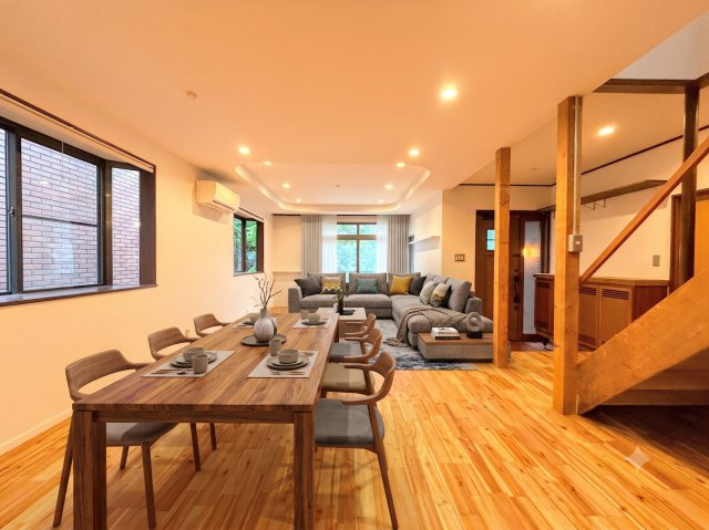 戸塚区上倉田町　中古戸建て　第3の居間・リビング|◆ご家族の会話がはずむ、開放的なＬＤＫです。休日はお陽さまの光をたっぷりととりこめるぽかぽかリビングで過ごしませんか？(家具はイメージです)