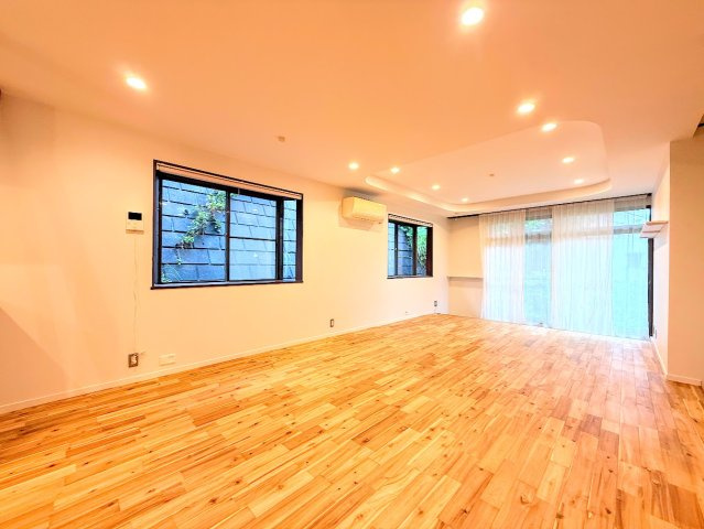 戸塚区上倉田町　中古戸建て　第3の居間・リビング|◆広々としたリビング・ダイニングは、シックでモダンな内装。落ち着いた雰囲気に包まれて、伸びやかな空間のなかで、ゆったりと家族団らんのひとときを過ごせます。