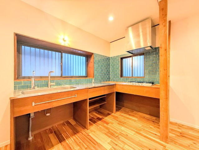 戸塚区上倉田町　中古戸建て　第3のキッチン|◆動きに無駄がなくなるL字型を採用。リビングの様子を見ながら効率よく料理もできる賢いキッチンです。食洗機や浄水器などあると嬉しい設備も完備しています。