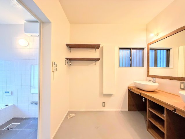 戸塚区上倉田町　中古戸建て　第3の独立洗面台|◆毎日使う場所だから、機能的で使いやすさに配慮したパウダールーム。すっきりと使えるように収納も豊富にご用意しています。