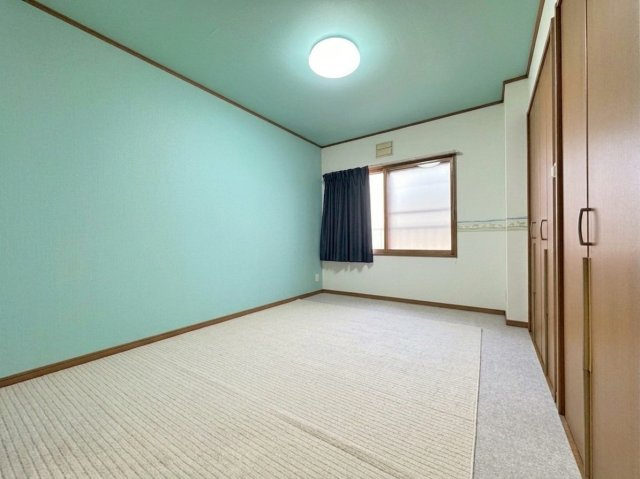 富丘3条4丁目二世帯住宅の洋室|リビング寄りの6帖洋室はクローゼット2ヶ所あり収納力◎
※バーチャル加工により一部家具等を削除しております。