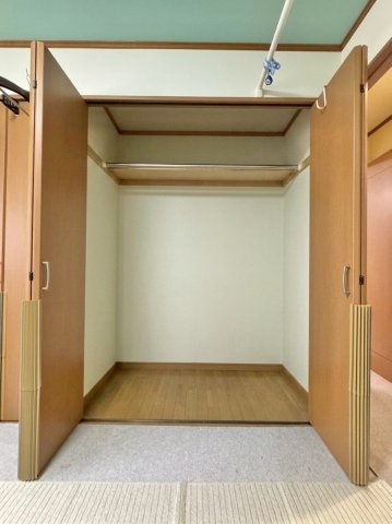 富丘3条4丁目二世帯住宅の収納|こちらが洋室のクローゼットです。棚付きで奥行きもあり、衣装持ちでも安心のサイズ感です。
※バーチャル加工により一部家具等を削除しております。