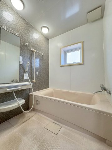富丘3条4丁目二世帯住宅の浴室|2階浴室は一坪タイプでゆったりとした設計です♪
窓付きで換気がしやすく、結露が生じにくいことがメリットです。
※バーチャル加工により一部アイテム等を削除しております。