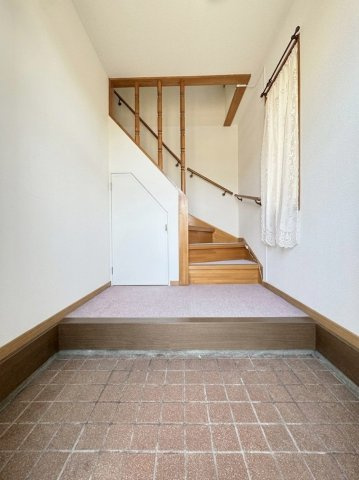 富丘3条4丁目二世帯住宅の玄関|2階の4LDKへ続く玄関は別途シューズボックスを設置できる余裕のあるスペースに加えて、うれしい階段下収納つき♪
※バーチャル加工により一部家具等を削除しております。
