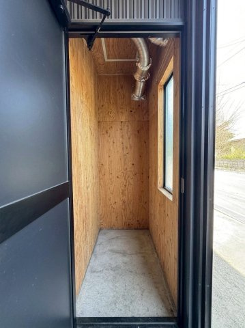 富丘3条4丁目二世帯住宅のその他|1階物置①　奥行きのある広さでレジャー用品や除雪道具なども楽々収納できる広さ♪
※バーチャル加工により一部アイテム等を削除しております。