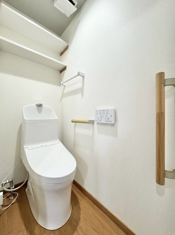 富丘3条4丁目二世帯住宅のトイレ|1階トイレ設備はタンク一体型のお手入れのしやすい設計♪手すりつきで安心です♪