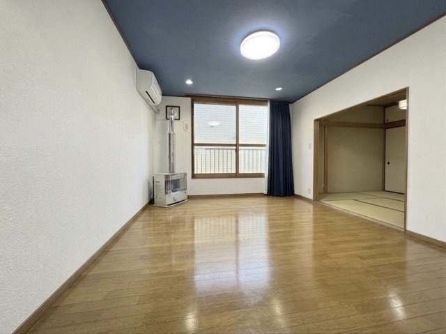 富丘3条4丁目二世帯住宅の居間・リビング|2階リビングスペースを別角度から撮影。南面に窓があり、日当たり良好です♪隣接する和室は来客時に客間として利用できるほか、戸を開けたままだと開放感◎
※バーチャル加工により一部家具等を削除しております。