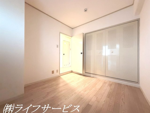 【洋室】 | コスモハイツ新大阪 | 玄関側洋室6.0帖/クローゼット有